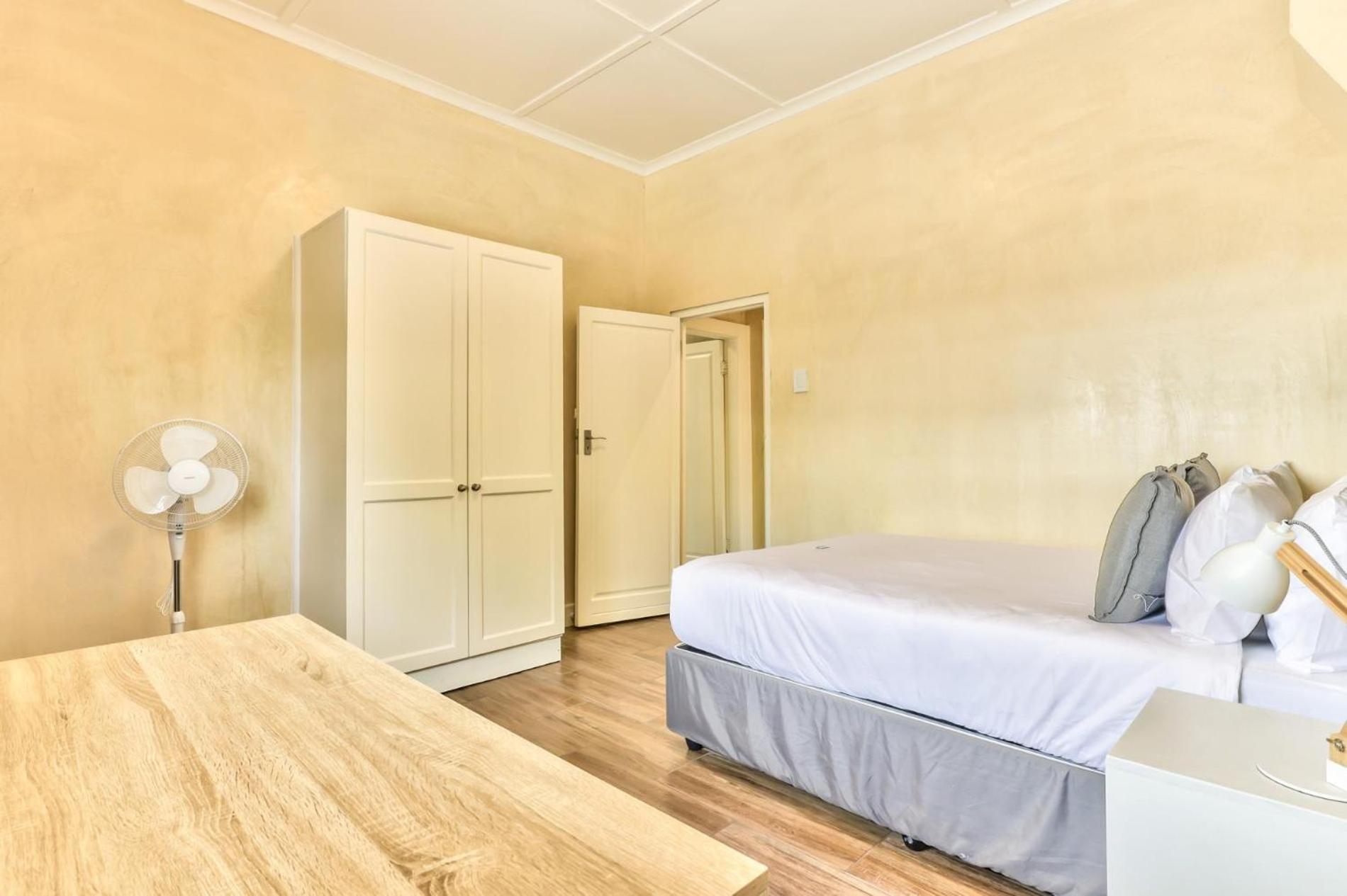 Villa Spacious 6 Bedroom House In Charming Mowbray *