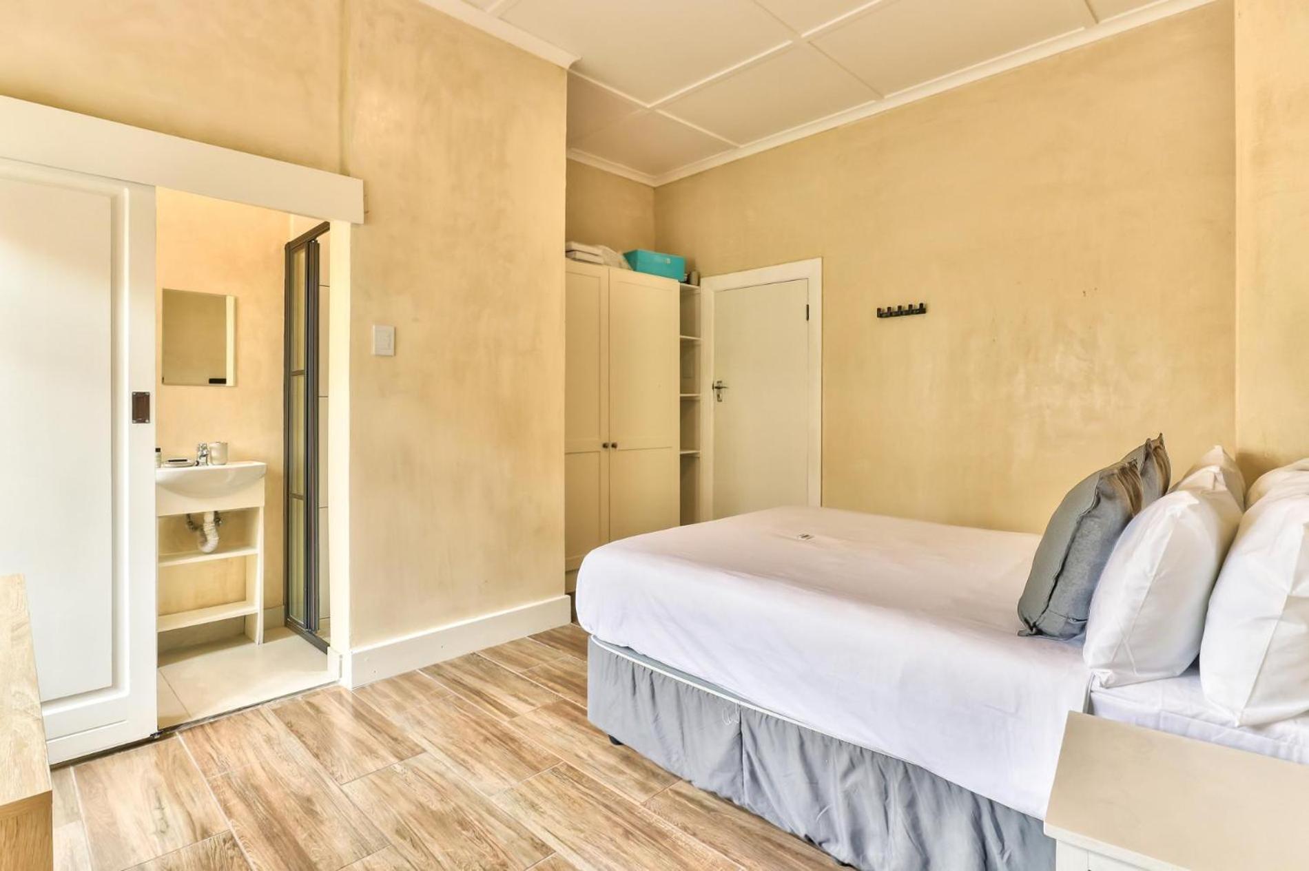Spacious 6 Bedroom House In Charming Mowbray Villa *
