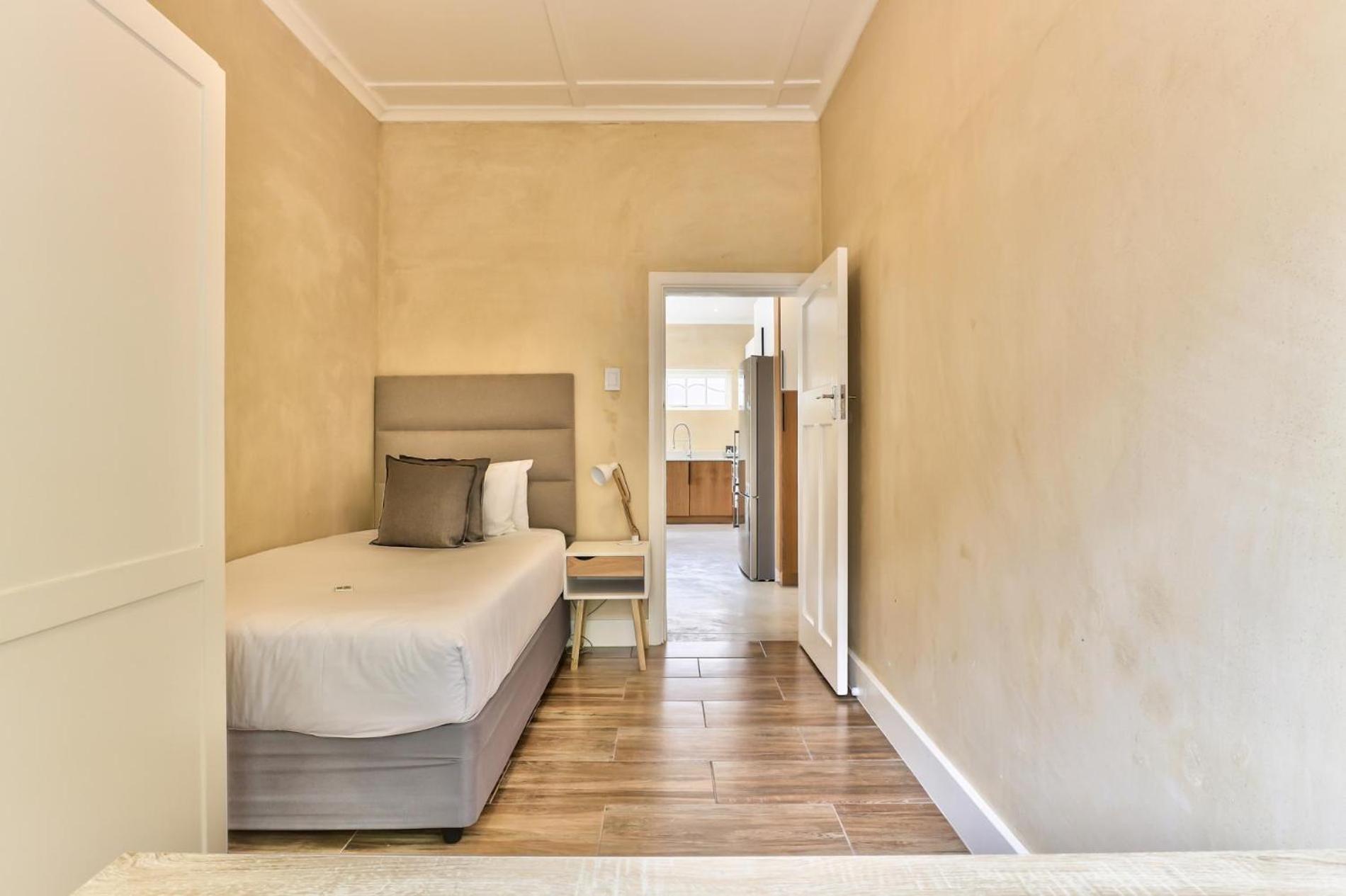 Spacious 6 Bedroom House In Charming Mowbray