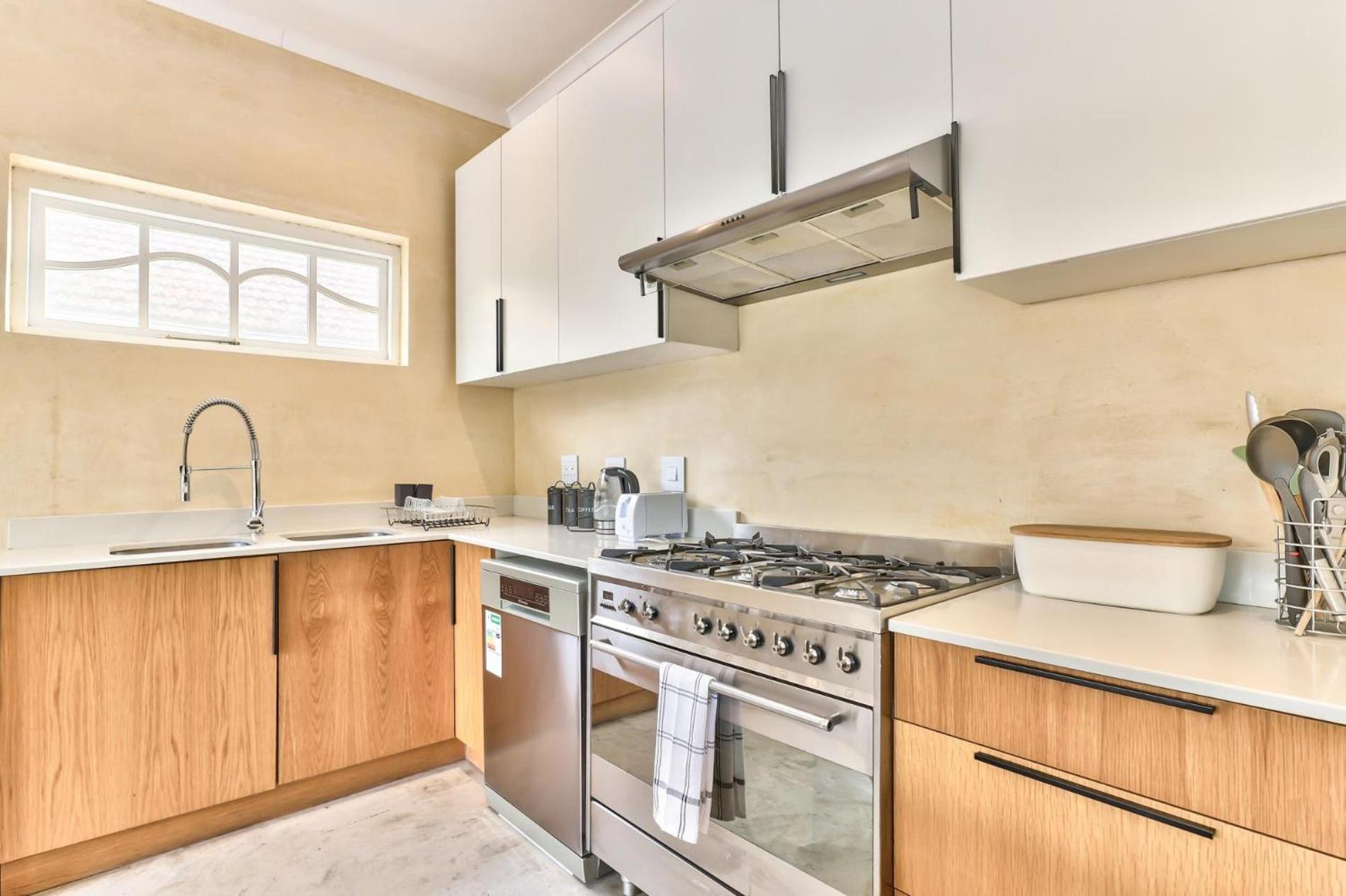 Spacious 6 Bedroom House In Charming Mowbray Cape Town