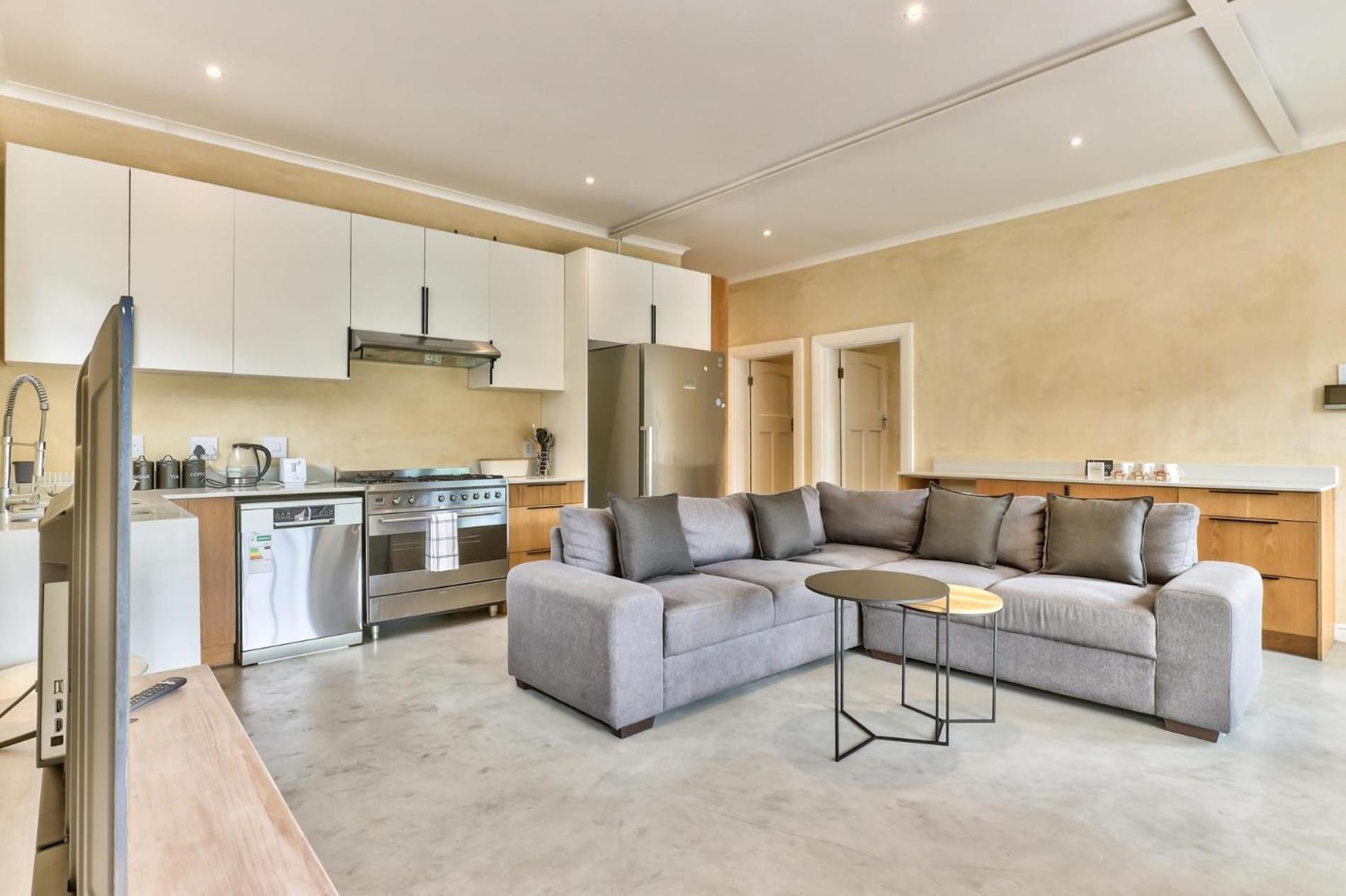 Spacious 6 Bedroom House In Charming Mowbray
