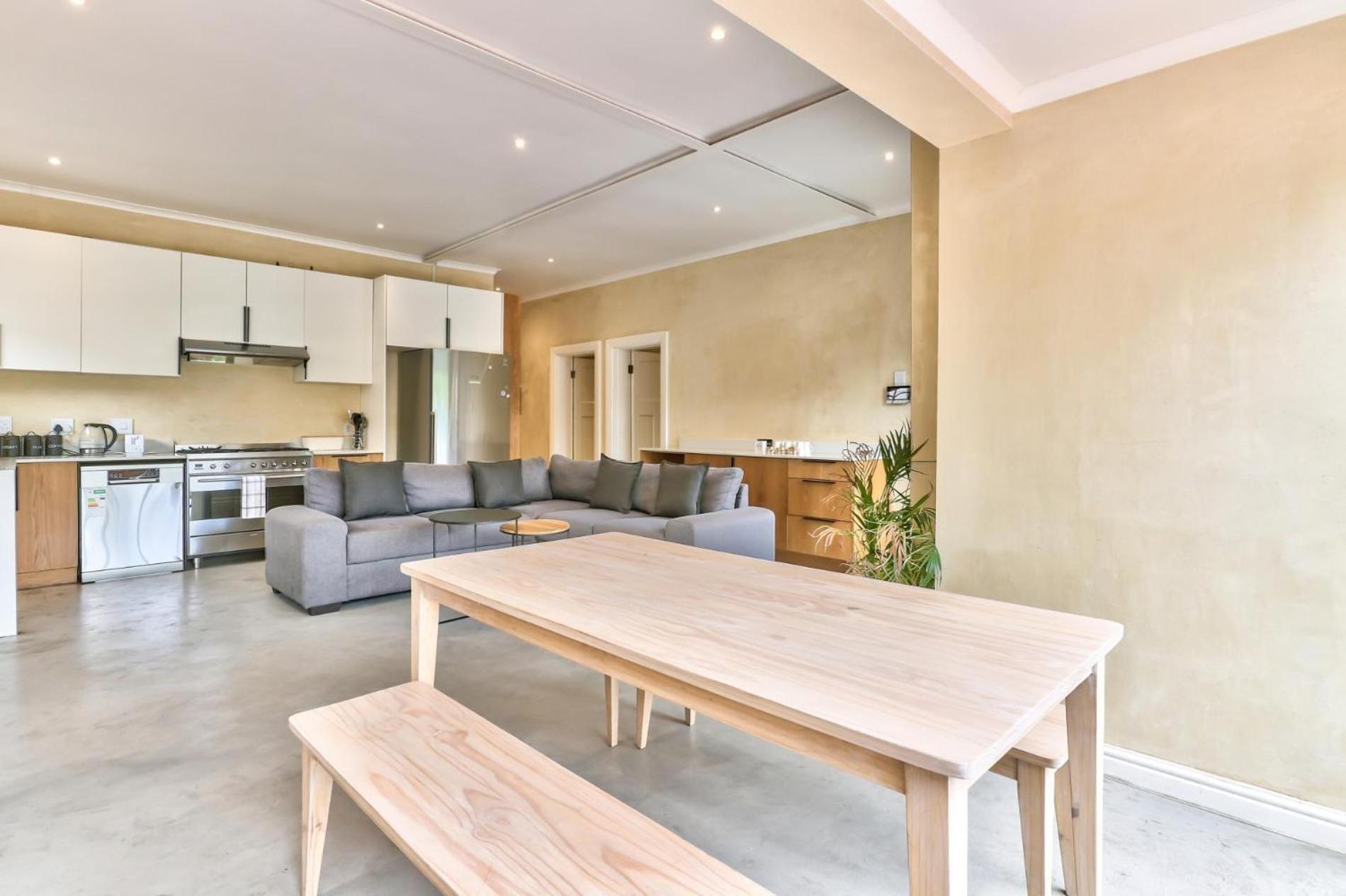 Spacious 6 Bedroom House In Charming Mowbray Villa