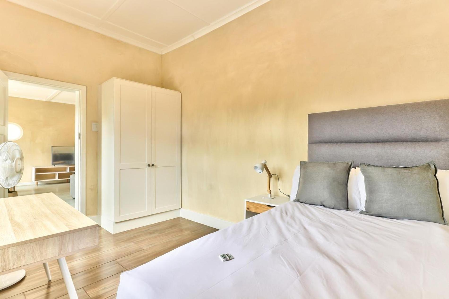 Spacious 6 Bedroom House In Charming Mowbray Villa *