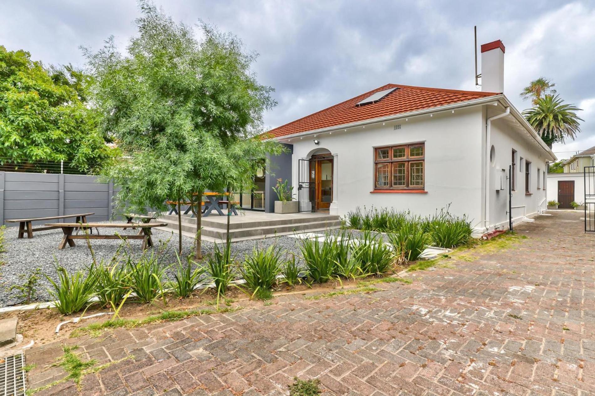 Spacious 6 Bedroom House In Charming Mowbray Villa *